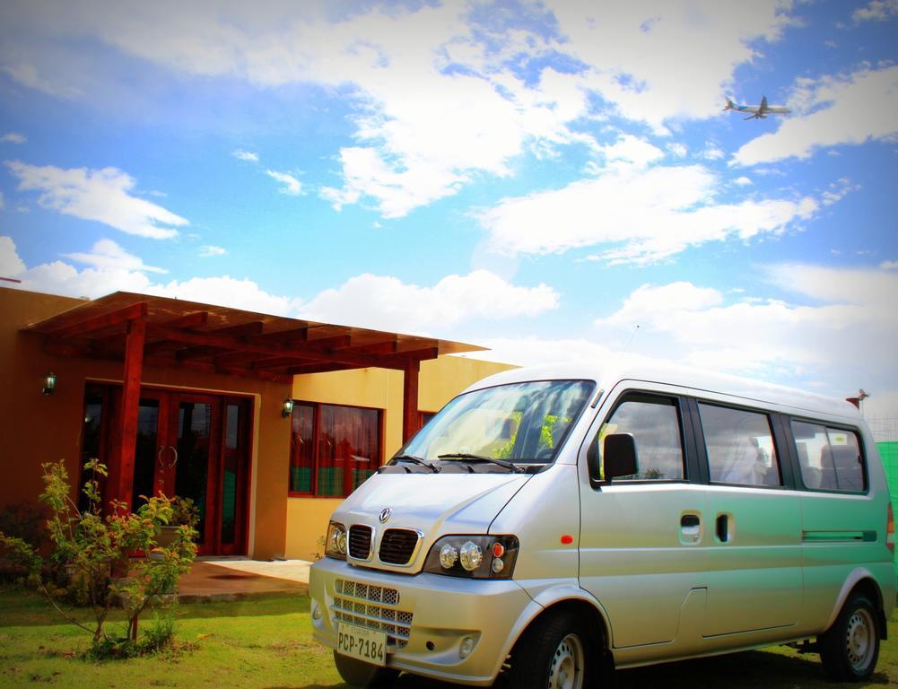 Hotel Las Mercedes Airport-Quito Tababela Exteriör bild