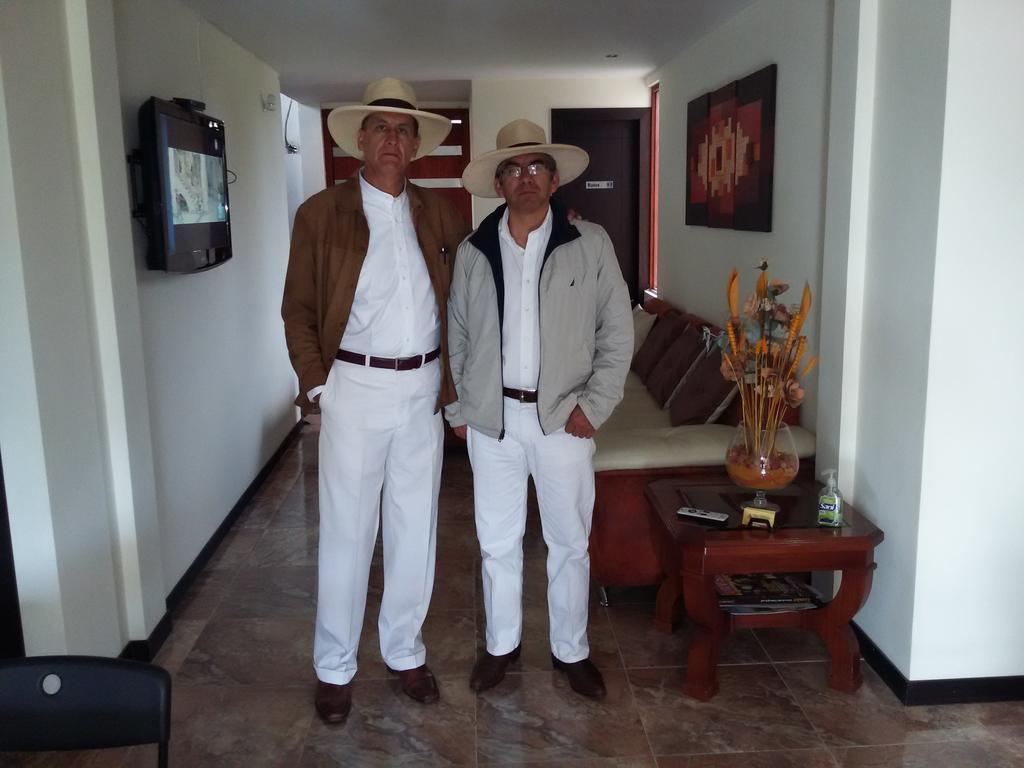 Hotel Las Mercedes Airport-Quito Tababela Exteriör bild