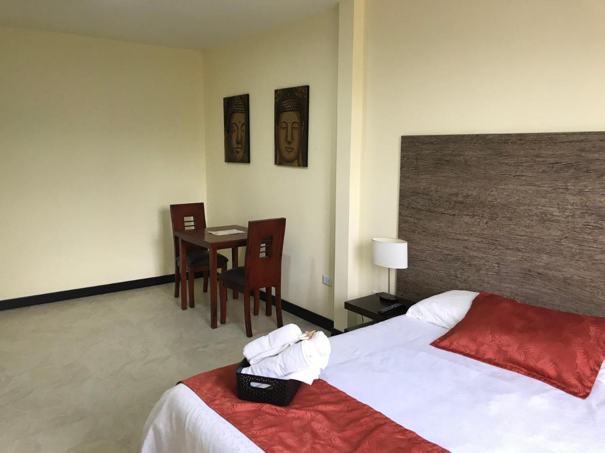 Hotel Las Mercedes Airport-Quito Tababela Exteriör bild