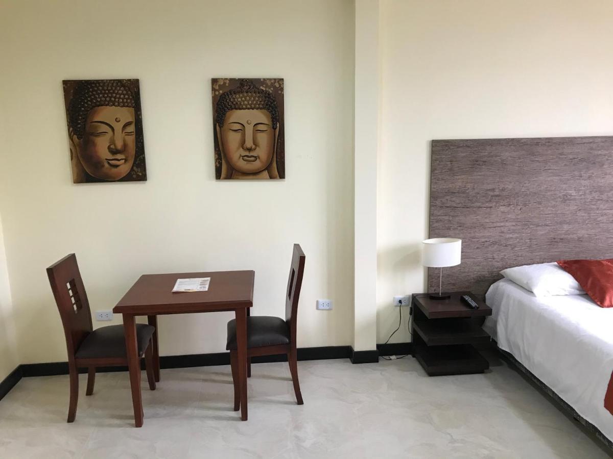 Hotel Las Mercedes Airport-Quito Tababela Exteriör bild